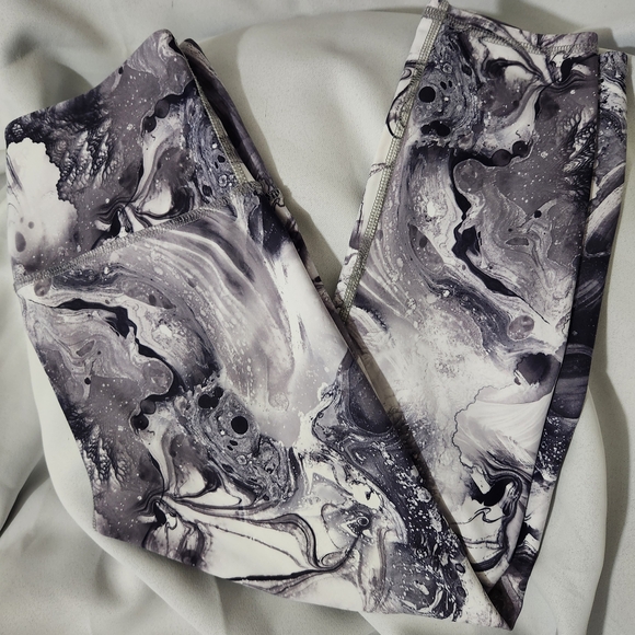 NOLI Leggings Mid Rise Abstract Swirl Leggings - Black & White - Picture 4 of 7